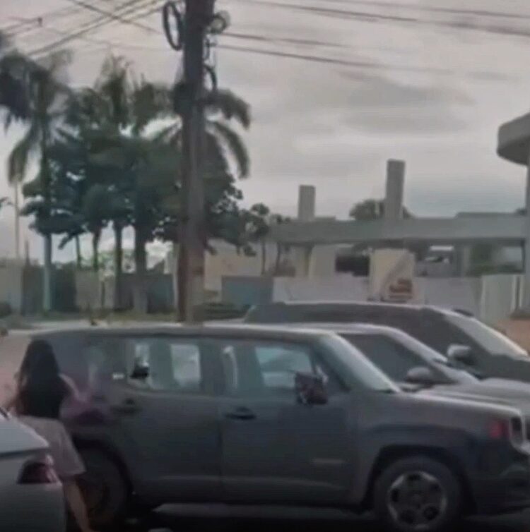 Mulher destrói carro após descobrir traição e pegar marido com amante em Redenção, no Pará