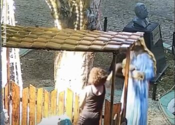 Mulher é pres4 após destruir imagem de santo em presépio natalino de praça pública