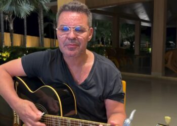 “Para, reflete e não põe a sua mão no fogo”: Eduardo Costa gera polêmica ao publicar canção sobre a situação política do país