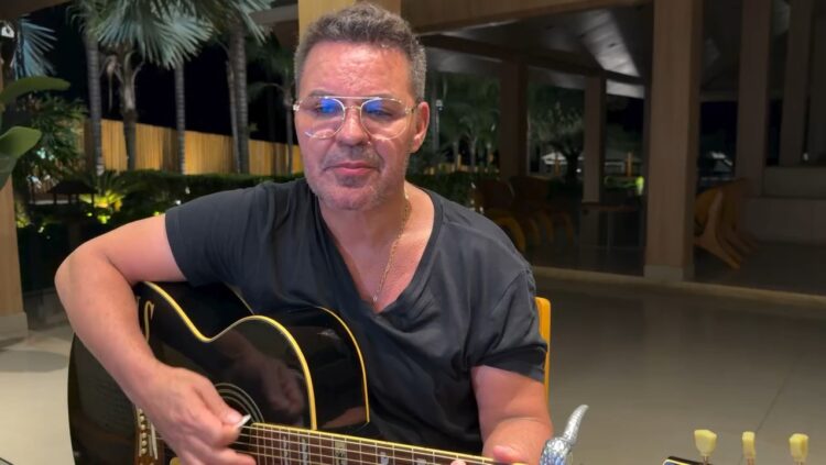 “Para, reflete e não põe a sua mão no fogo”: Eduardo Costa gera polêmica ao publicar canção sobre a situação política do país