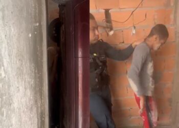 Assaltante se esconde debaixo de carro, mas é capturado após roubo de celular em Ananindeua