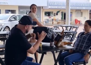 Mulher joga mala na mesa, confronta marido em bar e sai com divórcio assinado