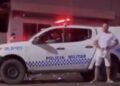 Após provocar policiais e abrir viatura, homem é agredido com cacetete