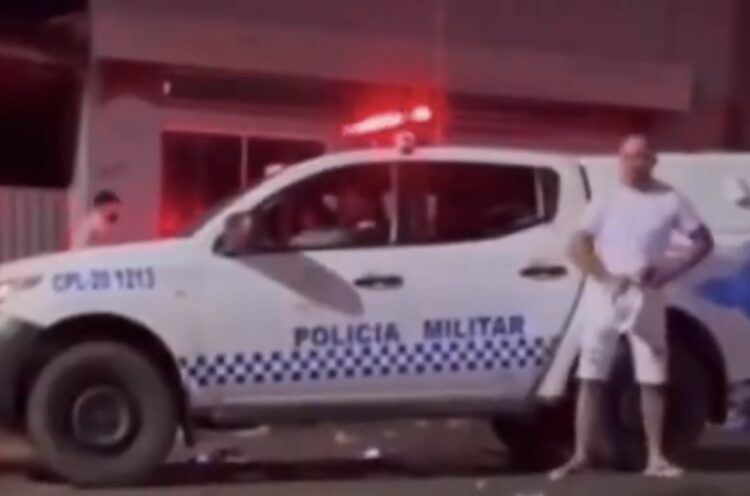 Após provocar policiais e abrir viatura, homem é agredido com cacetete