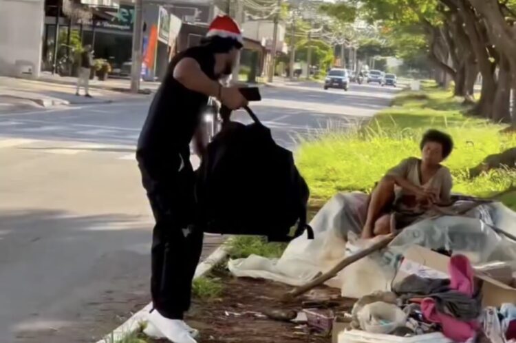 Jovem doa comida e sorvete a moradora de rua no Natal, mas reação causa surpresa e revolta