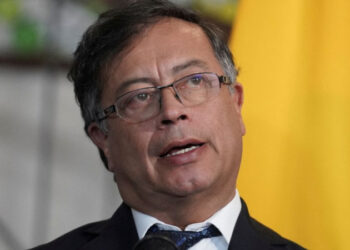 Presidente da Colômbia ameaça pegar em armas e manda soldados atirar no “invasor”