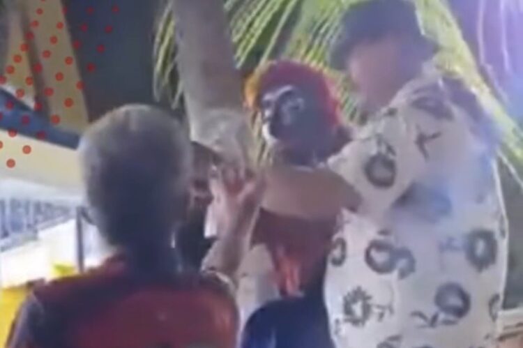 Homem provoca artista alagoano durante apresentação e acaba derrubado na orla da Pajuçara