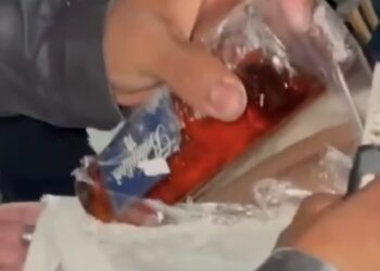 Jovem tenta entrar em festa com uísque escondido em braço engessado e é descoberto por seguranças