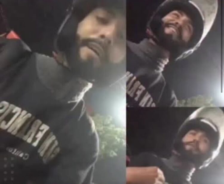 Motoboy gay reage com bom humor a cliente só de toalha e vídeo volta a viralizar: “É sério, mona?”