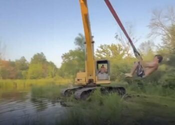 Brincadeira com escavadeira sai do controle e quase provoca acidente grave