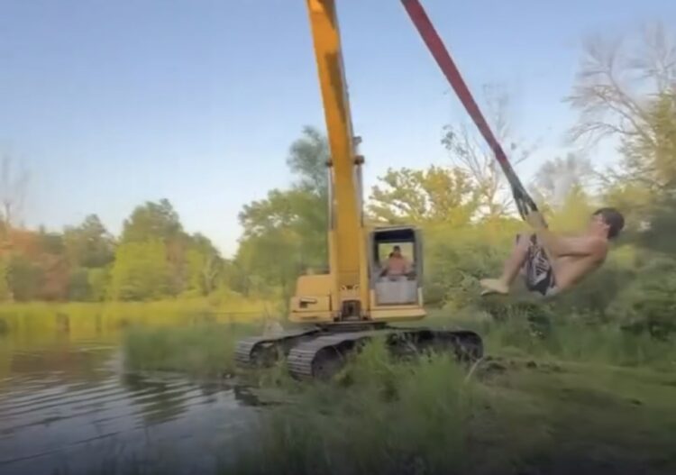 Brincadeira com escavadeira sai do controle e quase provoca acidente grave