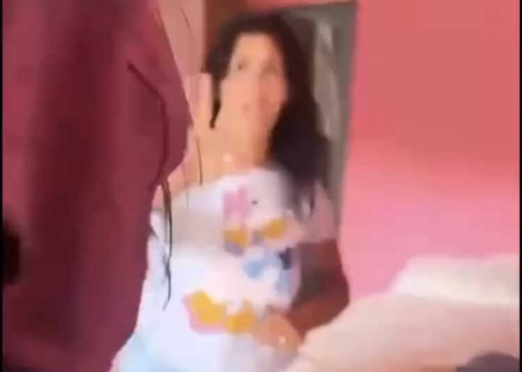 Grávida chega mais cedo em casa e encontra amante escondida debaixo da cama