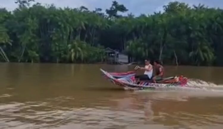 Paraense viraliza ao transformar rabeta em “jet ski” artesanal no Marajó