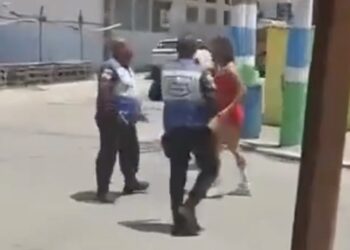 Mulher entra em luta corporal com dois policiais em praça no RJ