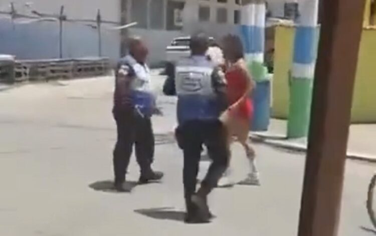 Mulher entra em luta corporal com dois policiais em praça no RJ