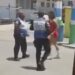 Mulher entra em luta corporal com dois policiais em praça no RJ