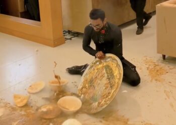 Garçom tenta agilizar atendimento com patins, mas sofre queda e derruba pratos