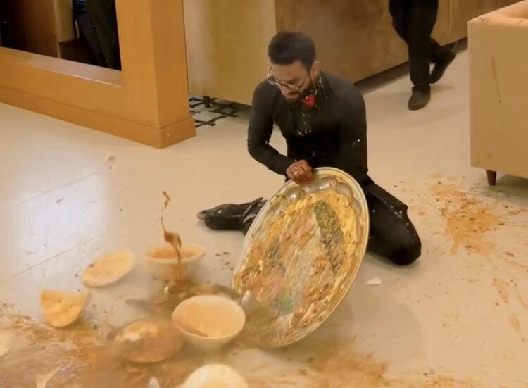 Garçom tenta agilizar atendimento com patins, mas sofre queda e derruba pratos