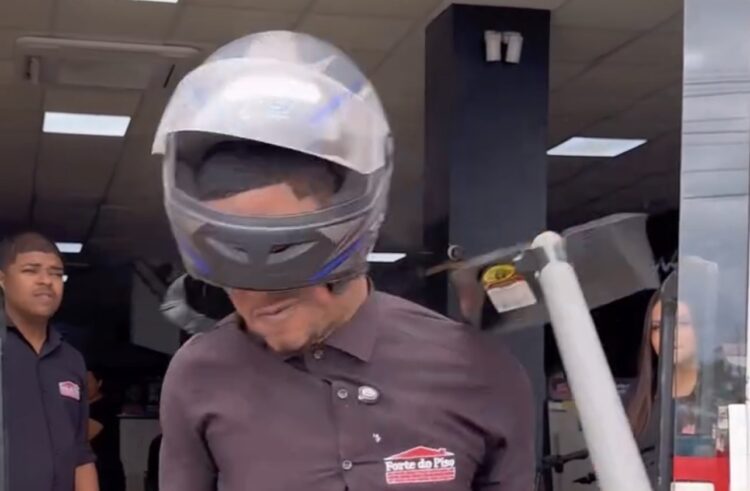 Loja é acusada de abuso após funcionário levar pazada na cabeça em vídeo publicitário