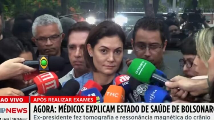 De quem é a “mão boba” que tocou Michelle Bolsonaro durante entrevista