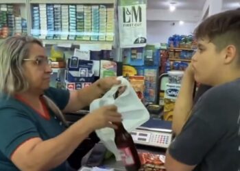 Vídeo mostra jovem neurodivergente cuspindo em funcionária de mercado enquanto pai registra cena