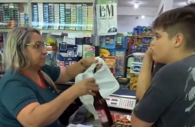 Vídeo mostra jovem neurodivergente cuspindo em funcionária de mercado enquanto pai registra cena