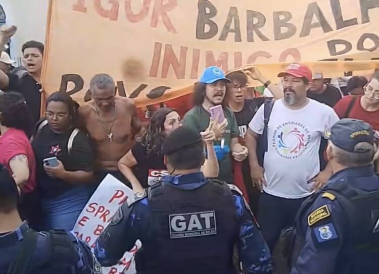 Servidores da educação protestam durante celebração dos 410 anos de Belém