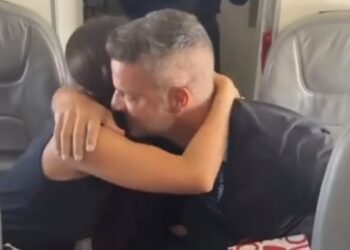 Piloto anuncia gravidez de passageira em pleno voo e marido se emociona