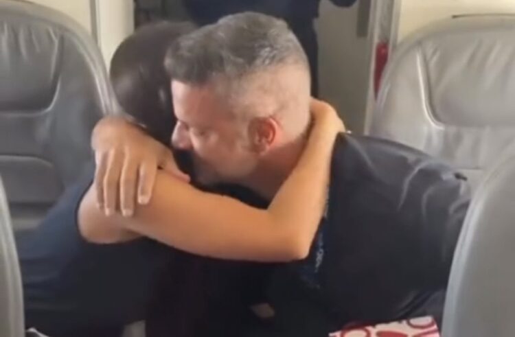 Piloto anuncia gravidez de passageira em pleno voo e marido se emociona
