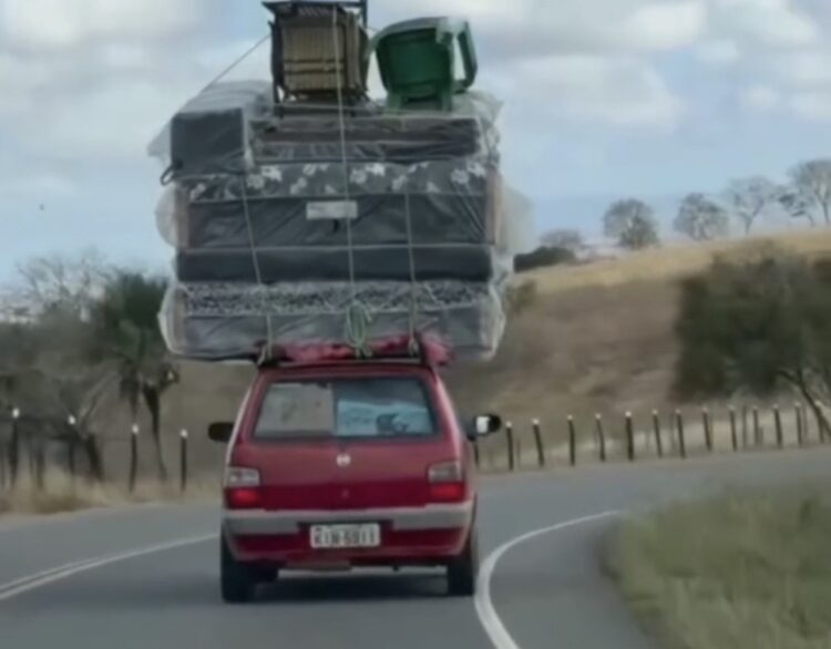 Fiat Uno viraliza ao ser flagrado levando mudança gigante no teto