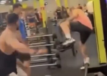 Homem arremessa pesos contra rival durante confusão em academia