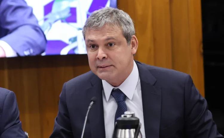 Lindbergh tenta ligar Nikolas a crimes e sai em defesa do controle do Pix