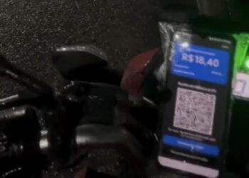 Passageira se molha durante corrida de mototáxi e discute com motociclista