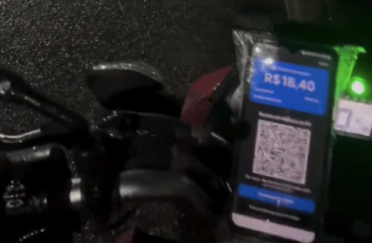 Passageira se molha durante corrida de mototáxi e discute com motociclista