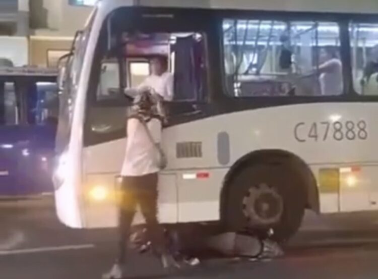 Motorista de ônibus passa por cima de moto após discussão no trânsito no Leblon