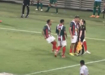 Jogadores cercam árbitra durante partida e atitude gera revolta nas redes