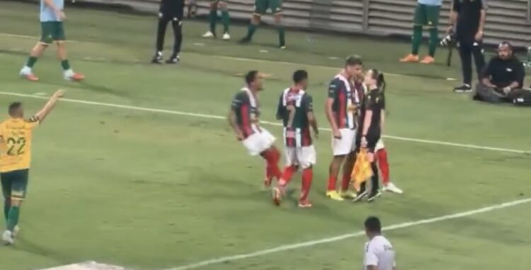Jogadores cercam árbitra durante partida e atitude gera revolta nas redes