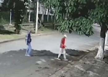 Jovem é morto a tiros pelas costas enquanto amarrava o tênis em Goiânia