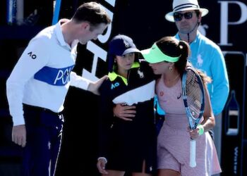 Tenista interrompe jogo no Australian Open para ajudar boleira que passou mal com o calor