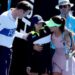 Tenista interrompe jogo no Australian Open para ajudar boleira que passou mal com o calor