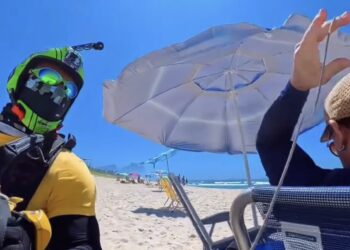 Parapente perde estabilidade e pouso quase atinge casal em praia movimentada