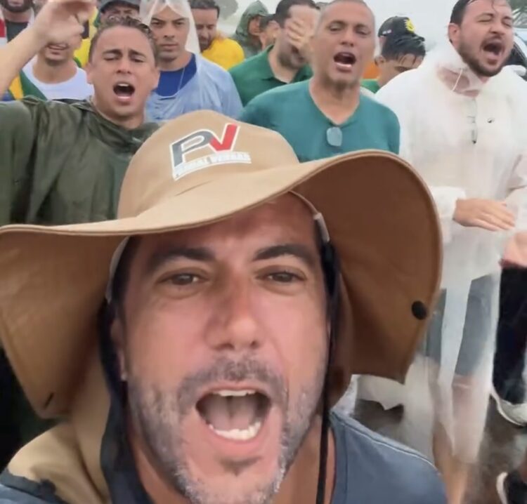 Em marcha rumo a Brasília, Nikolas e aliados gritam: “A roubalheira do PT está acabando”