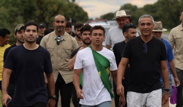 Com cânticos religiosos e palavras de ordem, marcha liderada por Nikolas Ferreira avança rumo a Brasília