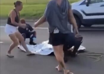 “Ela está viva”: testemunha alerta após equipe do Samu cobrir vítima atropelada