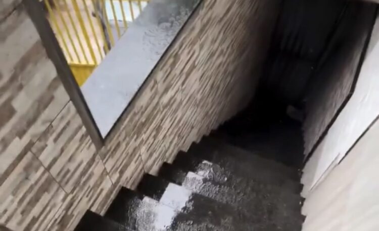 Homem tenta alertar sobre perigo em escada molhada, escorrega e vídeo viraliza