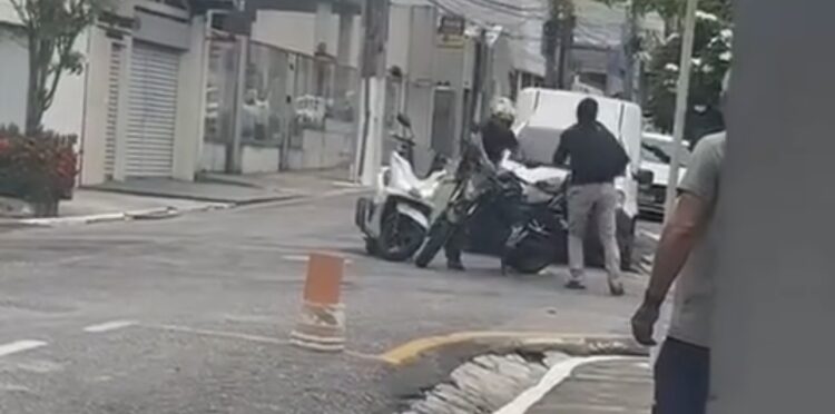 Discussão termina em agressão entre moto Uber e motociclista no Reduto