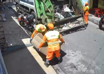 Mulher coloca sofá para secar na calçada e equipe de limpeza leva móvel por engano