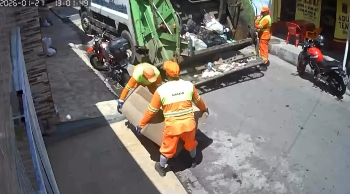 Mulher coloca sofá para secar na calçada e equipe de limpeza leva móvel por engano