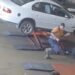 Troca de pneu vira cena de tensão após mecânico encontrar cobra em veículo