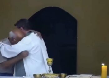 Avô sobe ao altar e abraça padre após receber notícia da morte do neto
